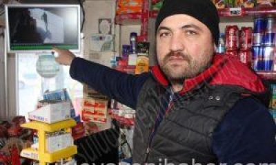 El frenini çekmeyi unuttu, minibüsün peşinden koştu.