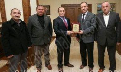 Taşovalılar Derneğinden Valiye Plaket.