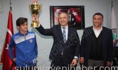 Belediyespor U-15 Takımı, Kupayı Başkan Fatih Üçok’a Hediye Etti.