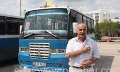 Suluovalı minibüs şoförü Kadir İnal, yolcularına türküler söylüyor.