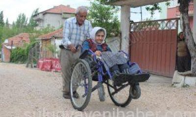 73 Yaşındaki Felçli Eşine “Bebek” Gibi Bakıyor.