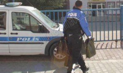 Polisten öğrencilere giyim yardımı.