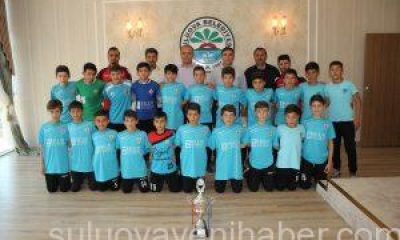 Belediyespor U-13, Şampiyonluk Kupasını Fahri Başkan Üçoka Takdim Etti.