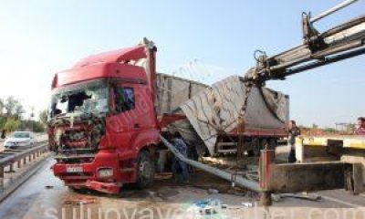 Suluova’da, Büyükbaş Hayvan Yüklü Tır Devrildi, 1 Yaralı.