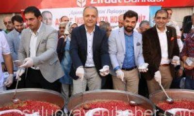 Suluova Belediyesi vatandaşlara aşure ikram etti.