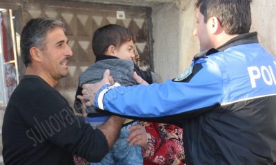Kaybolan Çocuk Polisin Şefkatiyle Ailesine Kavuştu.