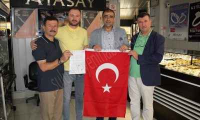 TSO Başkanı Aksu, 15 Temmuz Yıldönümünde esnafa bayrak hediye etti.
