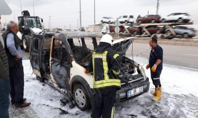 Seyir halindeki panelvan alev alev yandı.