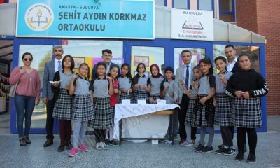 Öğrenciler ördükleri bileklikleri satarak sokak hayvanlarını besliyor.