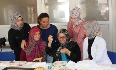 Nazmiye nine, öğrenme azmi ile gençlere örnek oluyor.