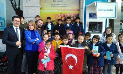 Harçlıklarını Bağışlayan Öğrencilere Mehmetçik Vakfından Madalya.