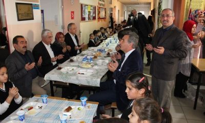 İlçe protokolü, öğrencilerle kahvaltı yaptı.