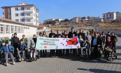 Öğrenciler, tekerlekli sandalye binerek “engelleri” tespit etti.