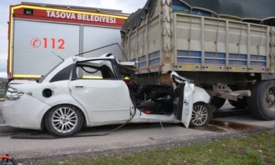 Amasya Taşova’da Otomobil Tırın Altına Girdi: 2 Ölü!