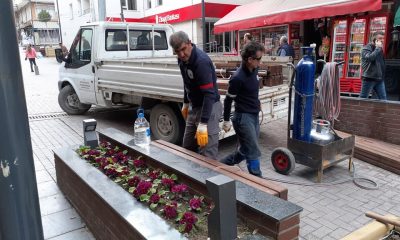 Virüs salgınına tedbir için oturma bankları kaldırıldı.