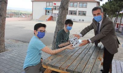 Müdür Davu, “okul bahçeleri ve parklar çocuklarla güzel.”