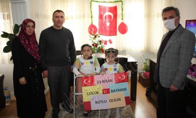 Müdür Davu,23 Nisan Bayramını evlerinde kutlayan çocukların sevincini paylaştı.