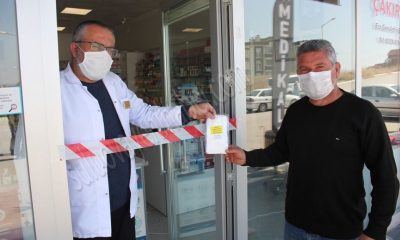 Suluova’da ki eczanelerde ücretsiz maske dağıtımı devam ediyor.