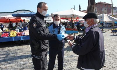 Suluova’da pazar yerinde maske, yaş ve vücut ısısı denetimi yapıldı.