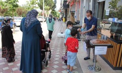 Halka, hayrına tatlı ikram etti.