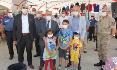 Kaymakam ve Belediye Başkanı maske takan çocuklar ve ailesini tebrik etti