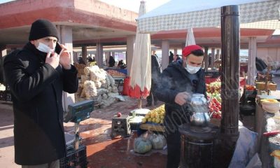 PAZARCILAR SOĞUKTAN KORUNMAK İÇİN SOBA KURDU.