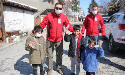 TÜRK KIZILAY’I SULUOVA’DA SİMİT DAĞITTI