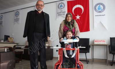 ENGELLİ KÜÇÜK KIZ, SAKATLAR DERNEĞİNİN HEDİYE ETTİĞİ YÜRÜTEÇ İLE İLK ADIMLARINI ATTI