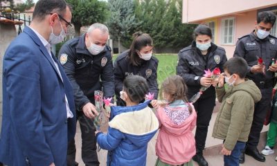 ANAOKULU ÖĞRENCİLERİNDEN POLİSE SÜRPRİZ KUTLAMA