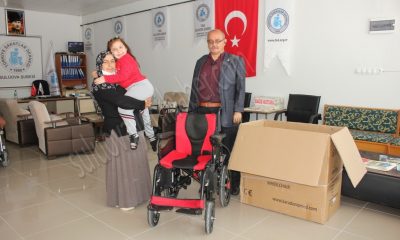 YURTDIŞINDA YAŞAYAN HAYIRSEVER, ENGELLİ KÜÇÜK KIZA AKÜLÜ ARABA HEDİYE ETTİ