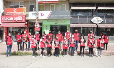 KIZILAY’DAN ANNELERE KARANFİL, ÇOCUKLARA ÇİKOLATA