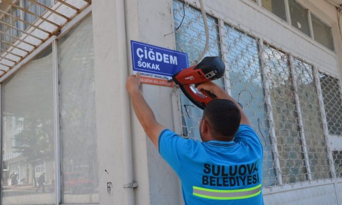 SULUOVA’DA CADDE VE SOKAK TABELALARI YENİLENİYOR