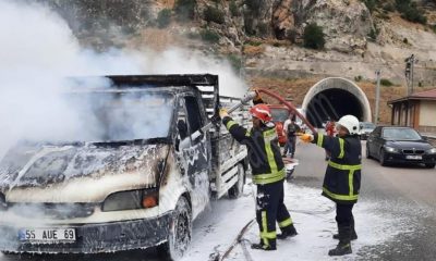 ALEV ALAN ARACI İTFAİYE EKİPLERİ SÖNDÜRDÜ