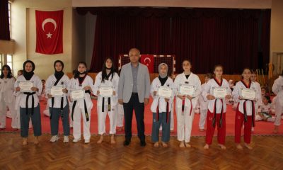 BELEDİYESPOR FAHRİ BAŞKANI ÜÇOK, SINAVDA BAŞARILI OLAN TAEKWONDO’CULARIN KUŞAKLARINI TAKTI