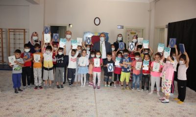 KAYMAKAM ŞEN, KURS ÖĞRENCİLERİNE KUR’AN VE HZ. MUHAMMED’İN HAYATI KİTABLARINI HEDİYE ETTİ.