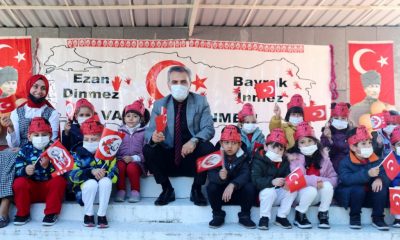 MİNİK ÖĞRENCİLER “EMANETİNİZ EMİN ELLERDE” ETKİNLİĞİ İLE CUMHURİYET COŞKUSUNU YAŞADILAR