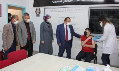 LİSE ÖĞRENCİLERİ, OKULDA AŞILANDI