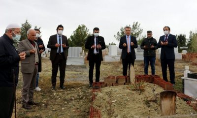 VEFAT EDEN ÖĞRETMENLER KABİRLERİ BAŞINDA DUALARLA ANILDI