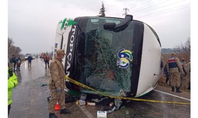 AMASYA’DA YOLCU OTOBÜSÜ DEVRİLDİ: 2 ÖLÜ 24 YARALI