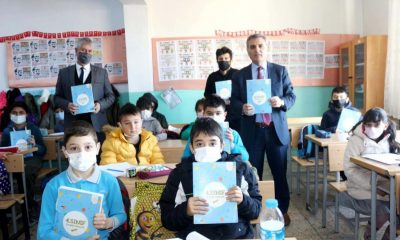 ÖĞRENCİLERE YARDIMCI KAYNAK KİTAP DAĞITILIYOR