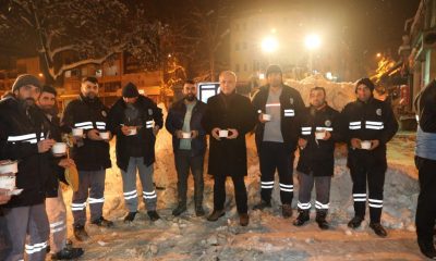 BAŞKAN ÜÇOK, AŞIRI SOĞUKTA KAR TEMİZLİĞİNDEKİ EKİPLERE SICAK ÇORBA İKRAM ETTİ