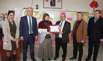 AZMİYLE OKUMA-YAZMAYI ÖĞRENEN ANNE, ÇOCUKLARIYLA BİRLİKTE KARNE HEYECANI YAŞADI