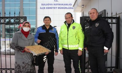 KARDEŞLERİ DE POLİS OLAN BAYANDAN POLİSLERE KANDİL İKRAMI !