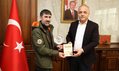 BAŞKANIMIZ ÜÇOK, TİYATRO EKİBİNE TEŞEKKÜR ETTİ