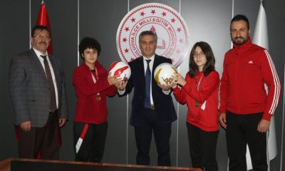 FUTBOLUN ALTIN KIZLARI VERDİKLERİ SÖZÜ TUTTU