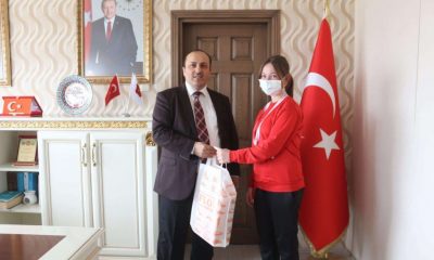 KAYMAKAMIMIZ ABDULLAH ŞEN, ŞEKER ORTAOKULU SPORCU ÖĞRENCİLERİNİ ÖDÜLLENDİRDİ