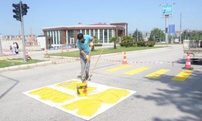 BELEDİYEMİZ YAYA GEÇİTLERİNİ YENİLİYOR