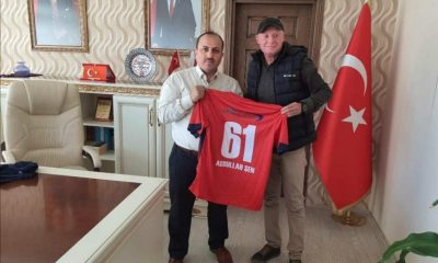 BAL’A ÇIKAN ŞAMPİYON SULUOVA SEBATSPOR, KAYMAKAMIMIZ ŞEN’E FORMA HEDİYE ETTİ