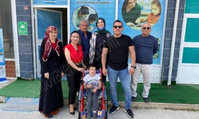 ÖĞRETMENİNDEN ENGELLİ ÖĞRENCİSİNE ANLAMLI YARDIM