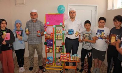 ÇOCUKLARA CAMİYİ SEVDİRMEK İÇİN ÜCRETSİZ MİNİ MARKET AÇTI.